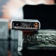 Zippo bạc xước ốp nổi Bộ Gia Tộc