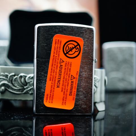 Zippo bạc xước ốp nổi Bộ Gia Tộc