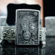 Zippo bạc xước ốp nổi Bộ Gia Tộc