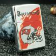 Zippo cổ mầu bạc có hình mũ bóng bầu dục buccaneer viền đỏ