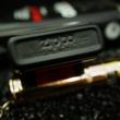 ZIPPO CỔ SƠN TĨNH ĐIỆN MÀU ĐEN ĐỎ SX NĂM 1996