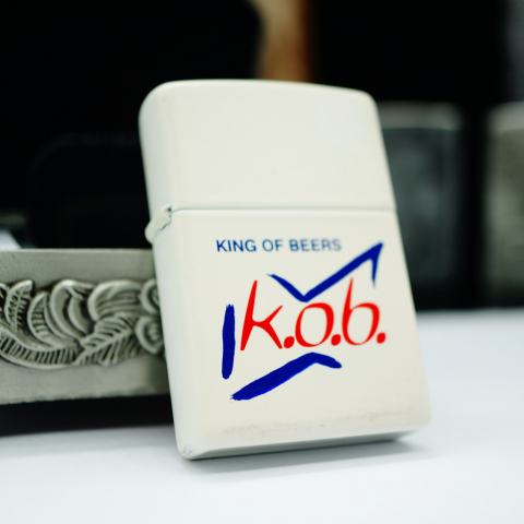 Zippo Cổ trắng sơn in King Of Beers sản xuất 1997
