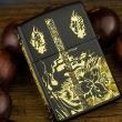 Zippo đen khắc đấu chiến thắng phât