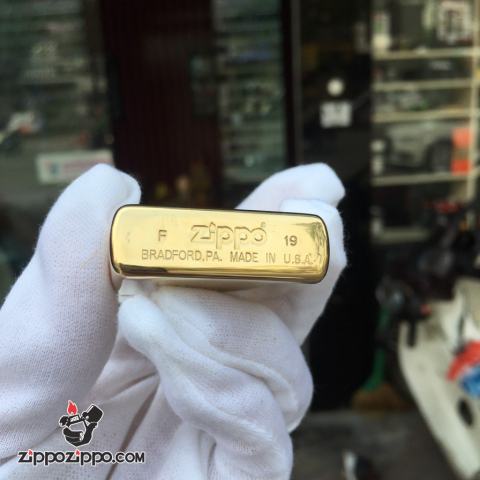 Zippo đồng bóng khắc hoa văn