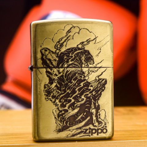 Zippo khắc hổ leo núi bản đồng đốt