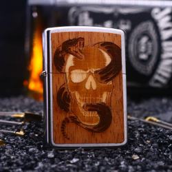 Zippo mạ Chrome in hình rắn và Skull trên nền gỗ