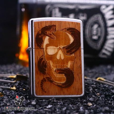 Zippo mạ Chrome in hình rắn và Skull trên nền gỗ
