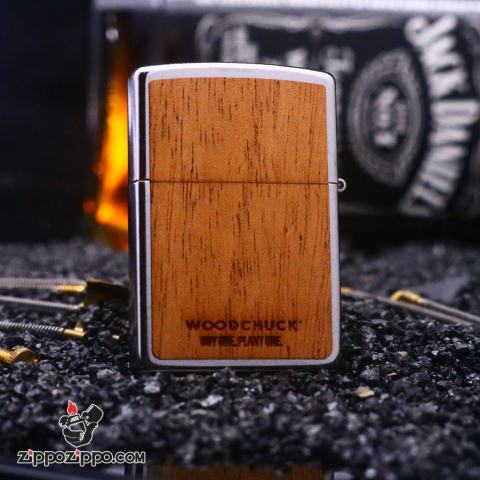 Zippo mạ Chrome in hình rắn và Skull trên nền gỗ