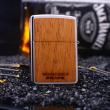 Zippo mạ Chrome in hình rắn và Skull trên nền gỗ