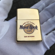 Zippo màu vàng logo Hard rock sản xuất năm 1999 (cái)
